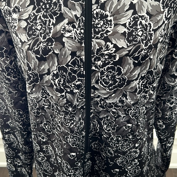JOE FRESH Active Women’s Black White Ombré Floral Gym Zip Up Jacket, Long Sleeve - Picture 4 of 12